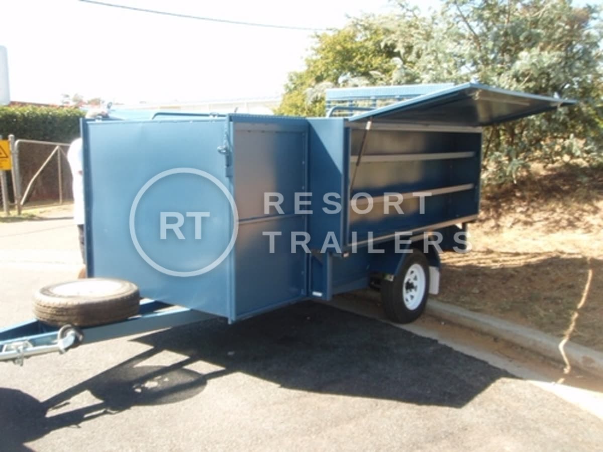 Mowing trailer 2 — built by Resort Trailers